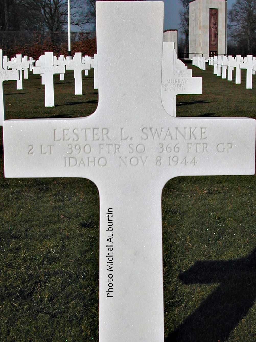 Tombe 2Lt Lester L Swanke