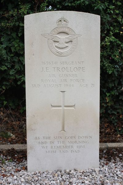 Tombe Sgt Trollope - Photo Rgis Biaux