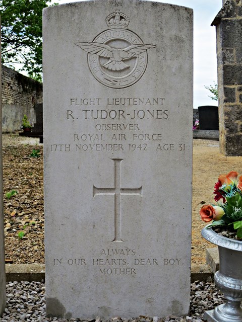 Tombe F/Lt Tudor-Jones