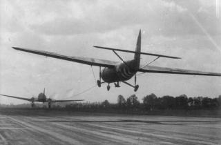 Douglas C-47 en remorquage planeur - Photo du site 1paralogregt.co.uk