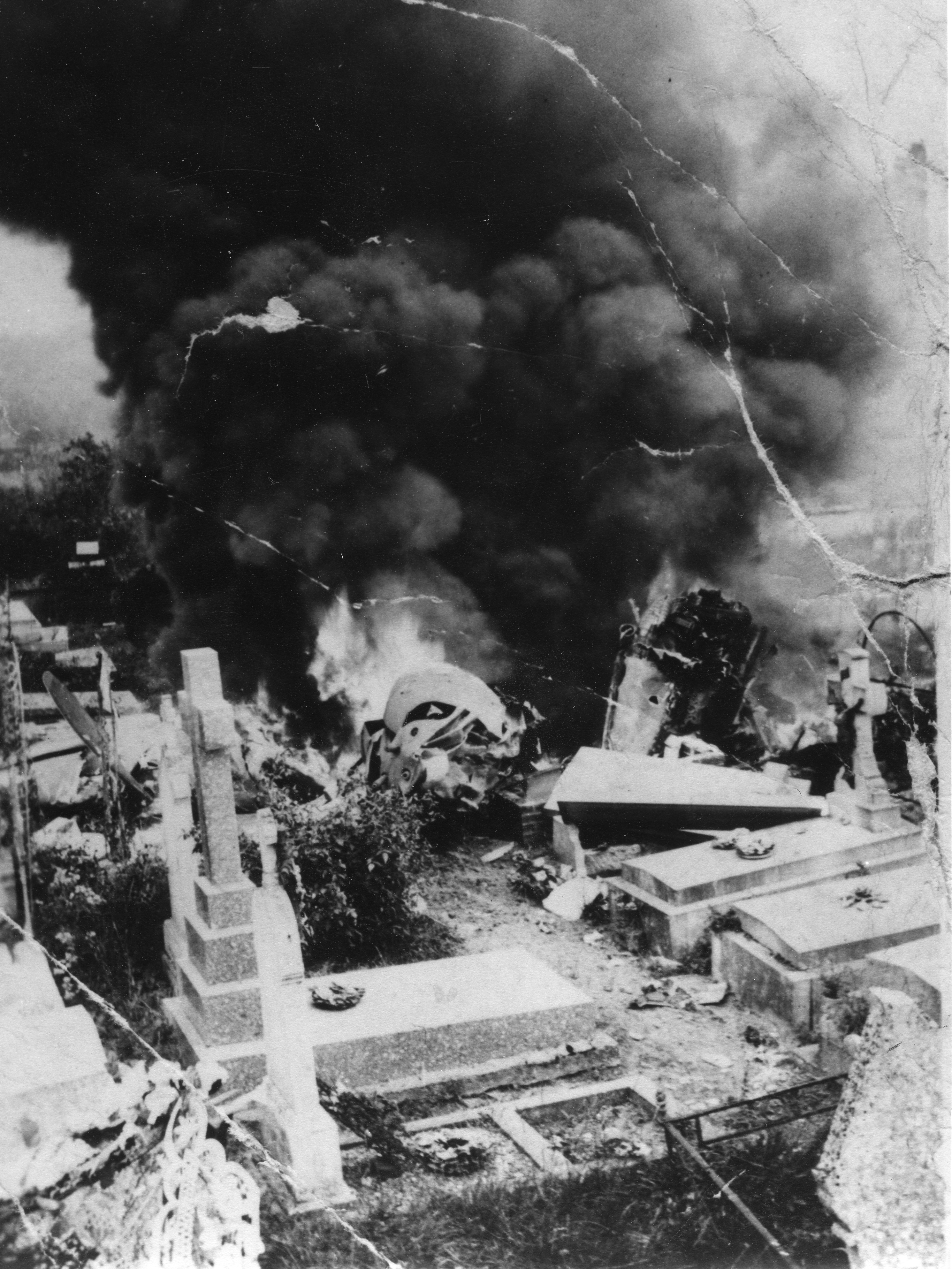 P-38 42-67986 crash� dans le cimeti�re de Br�champs